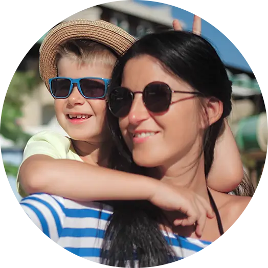 Zdjęcie kobiety trzymającej kluczyki na żółtym tle