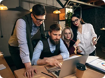 zdjęcie ludzi nad laptopem